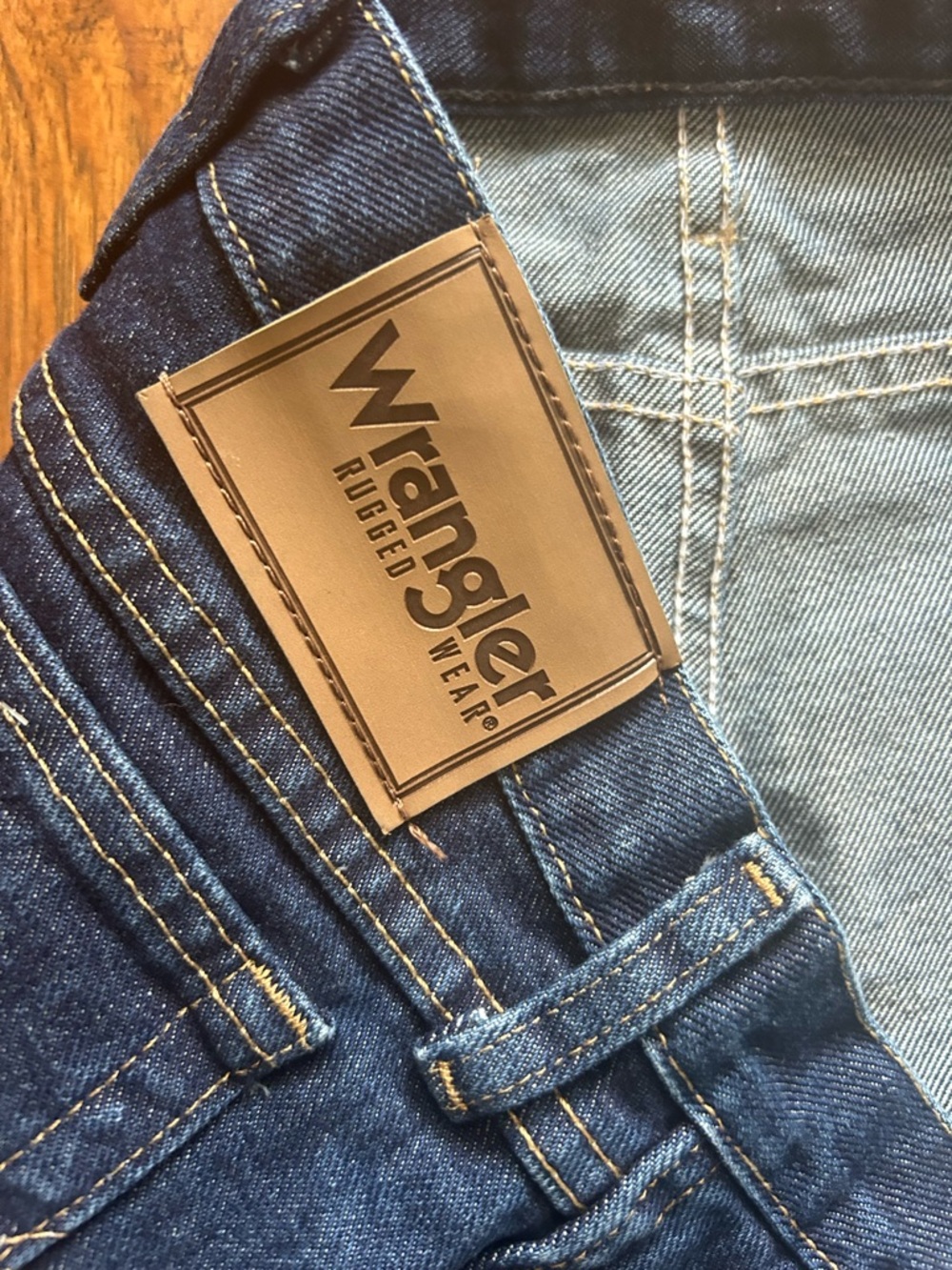 Wrangler Men's Relaxed Fit Dark Blue Denim Jeans - Picture 3 of 11